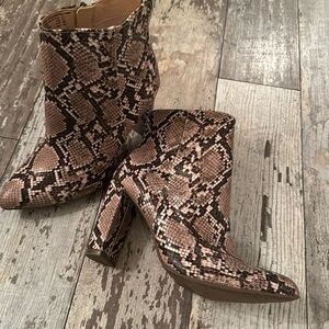 Ladies faux snakeskin print boots